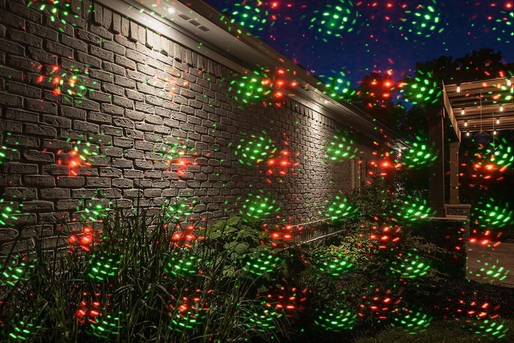 laserska projekcija svjetla na vrtu zida kuće