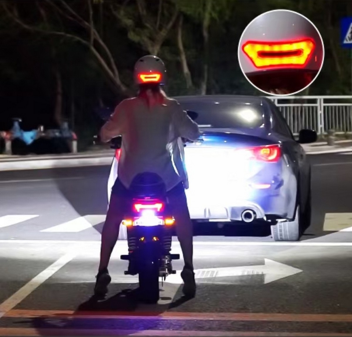 kaciga sa motociklističkim osvjetljenjem
