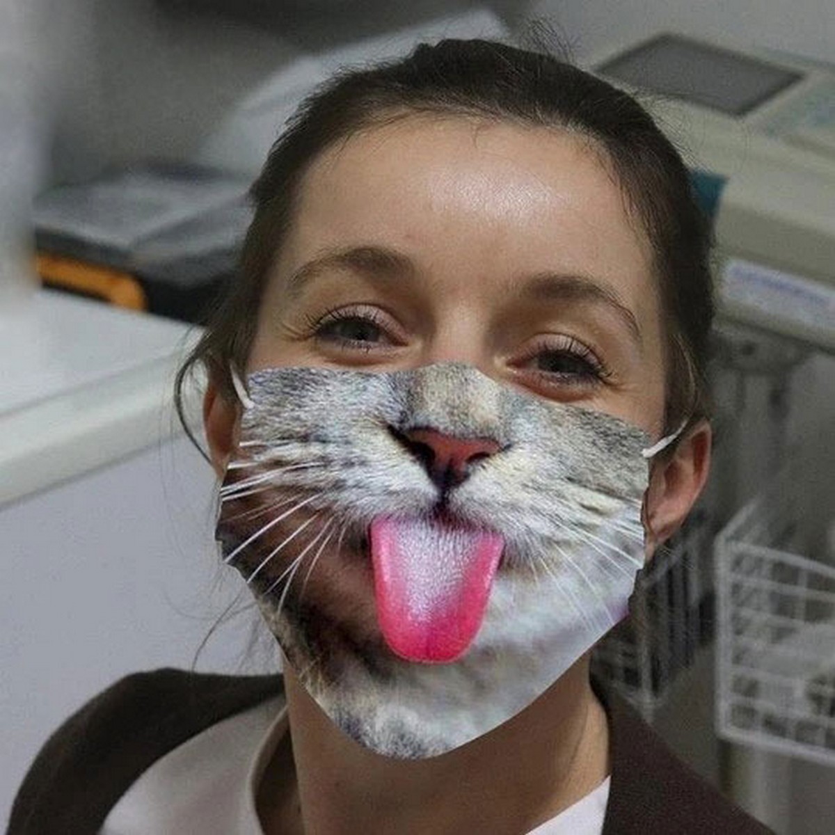 maska na licu mačića sa jezikom