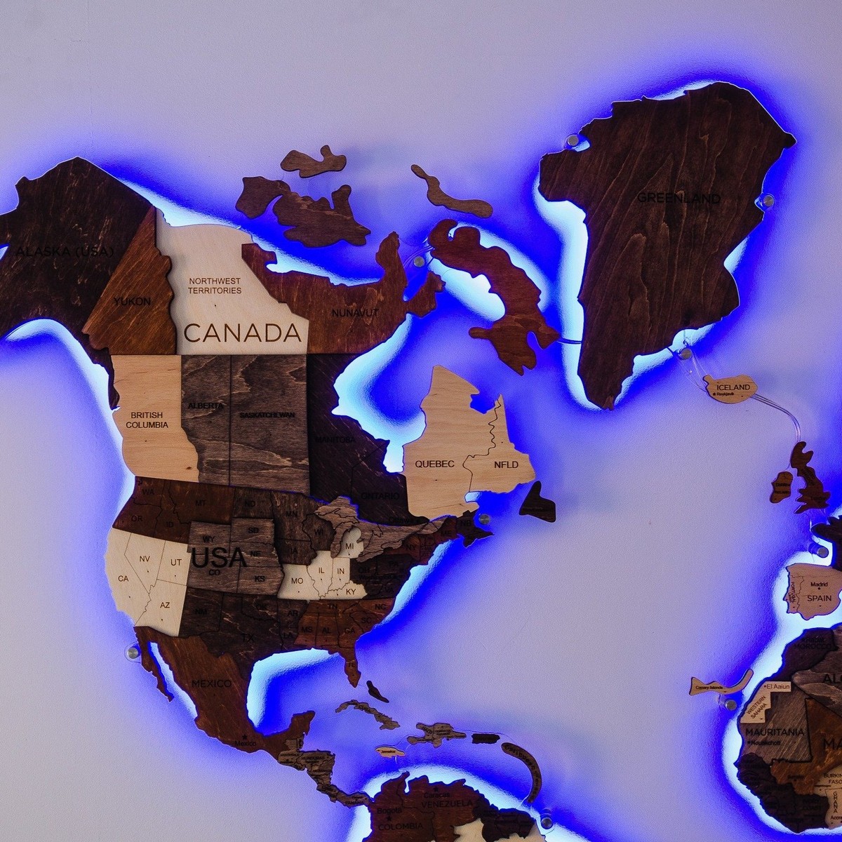 drvena karta svijeta s pozadinskim osvjetljenjem na zidu
