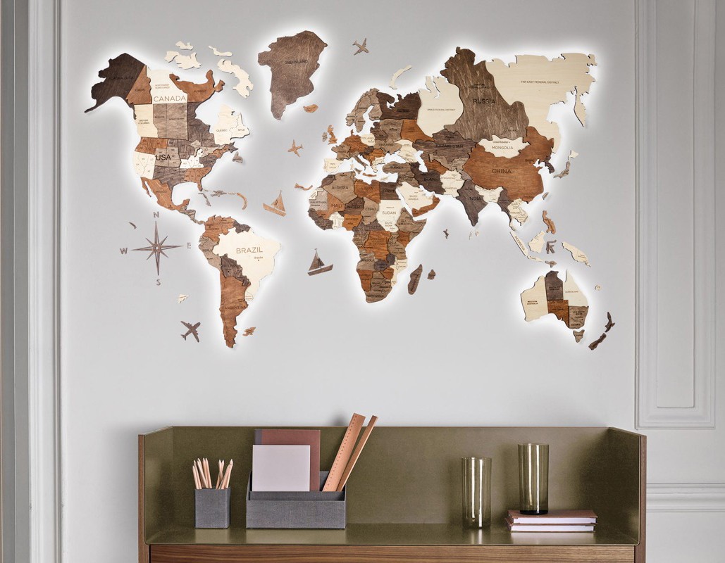 ručno obojena 3D mapa svijeta na zidu