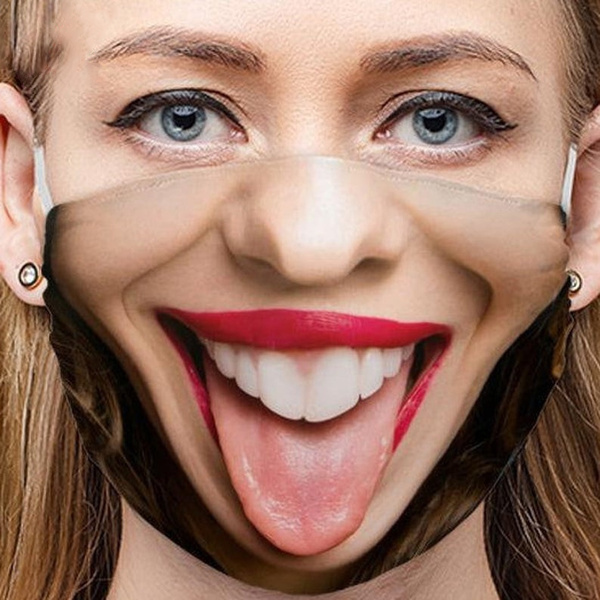 smiješna maska na licu pokazuje jezik