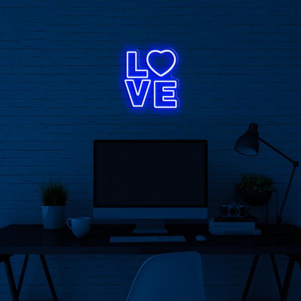 Neonski LED natpis na zidu - 3D logo LOVE - dimenzija 50 cm
