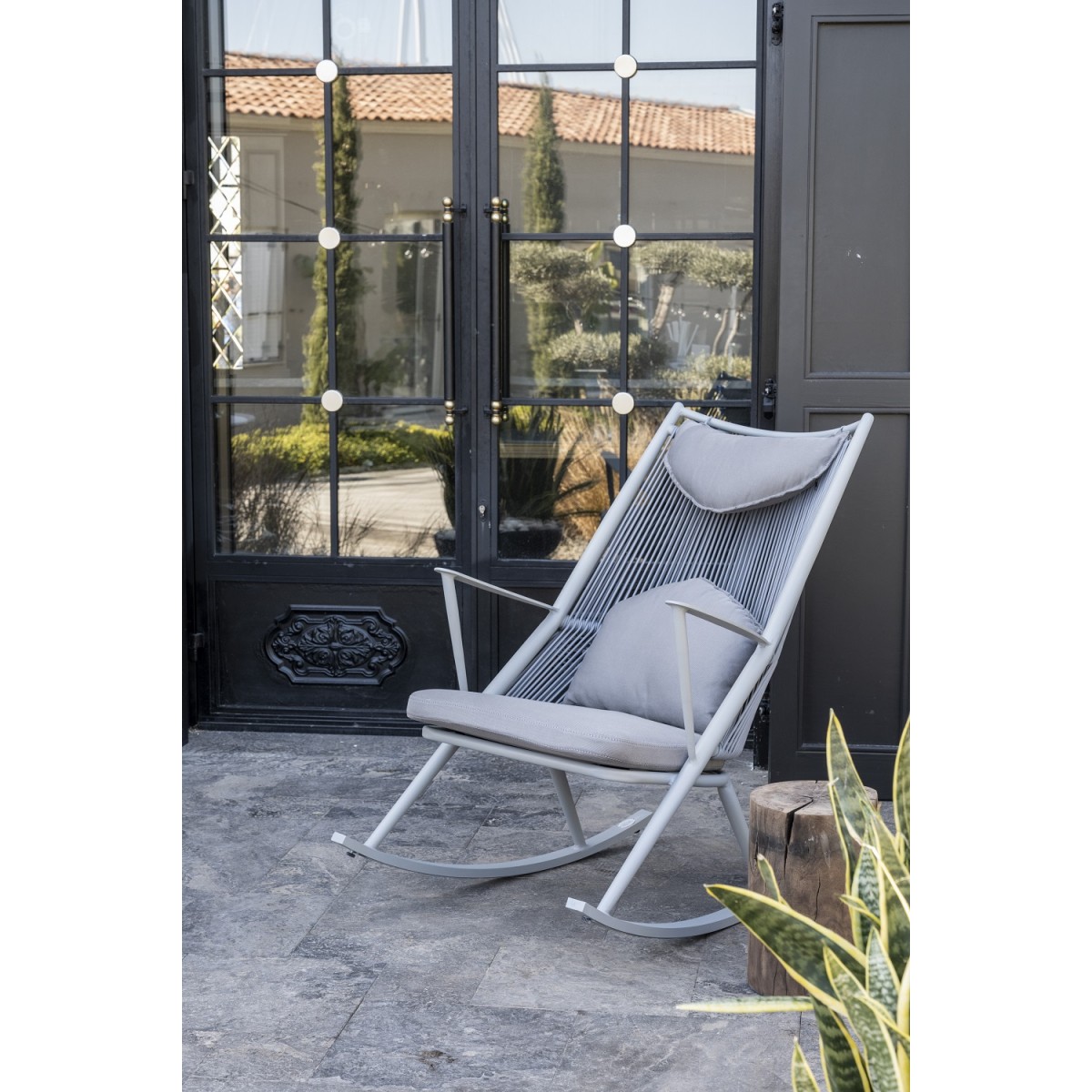 fotelja za ljuljanje na terasi metalna aluminijumska bašta