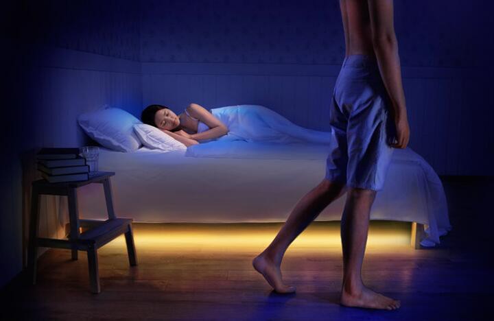 LED trake postavljene ispod senzora pokreta kreveta
