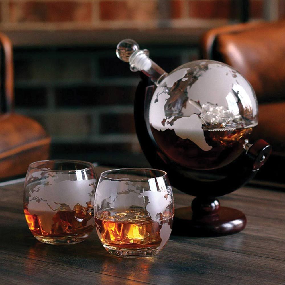 set viskija u obliku globusa