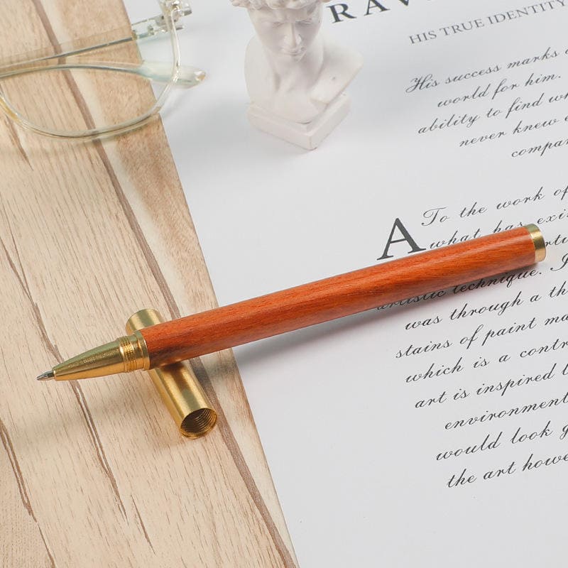zlatna olovka sa drvenim dizajnom