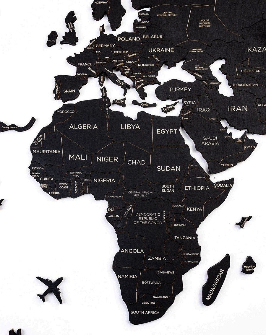 drvena karta svijeta na zidu kontinenti crne boje