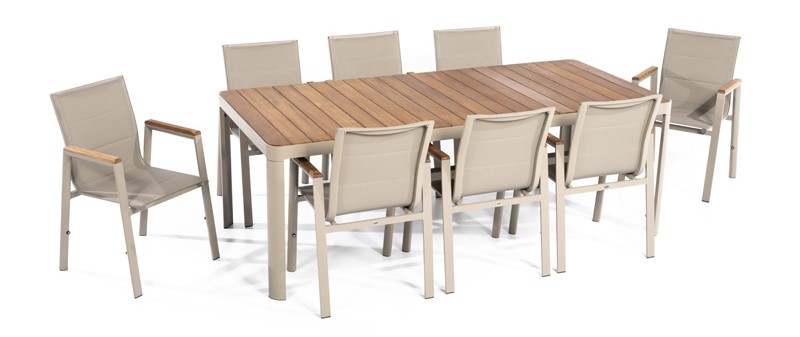 Veliki baštenski trpezarijski sto sa stolicama u luksuznom dizajnu.