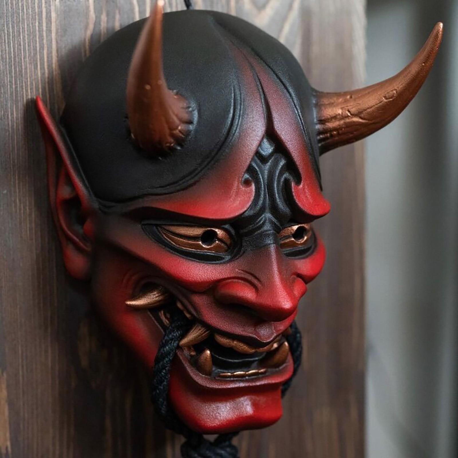 Japanska demonska maska ​​na karnevalskom licu