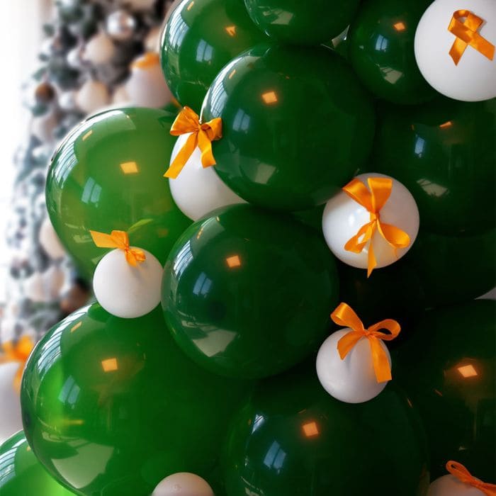 Božićno drvce od balona​ - Božićno drvce na naduvavanje napravljeno od balona