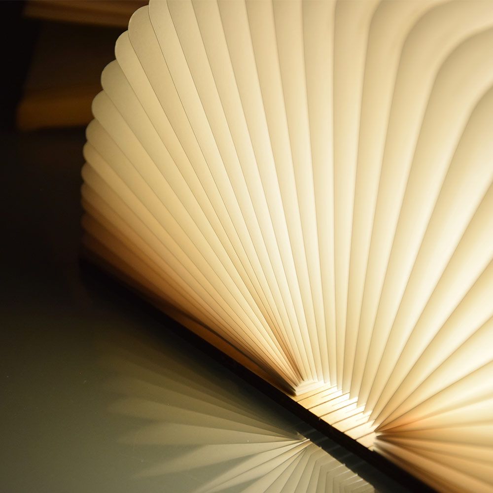 upaljena lampa za sklapanje knjiga