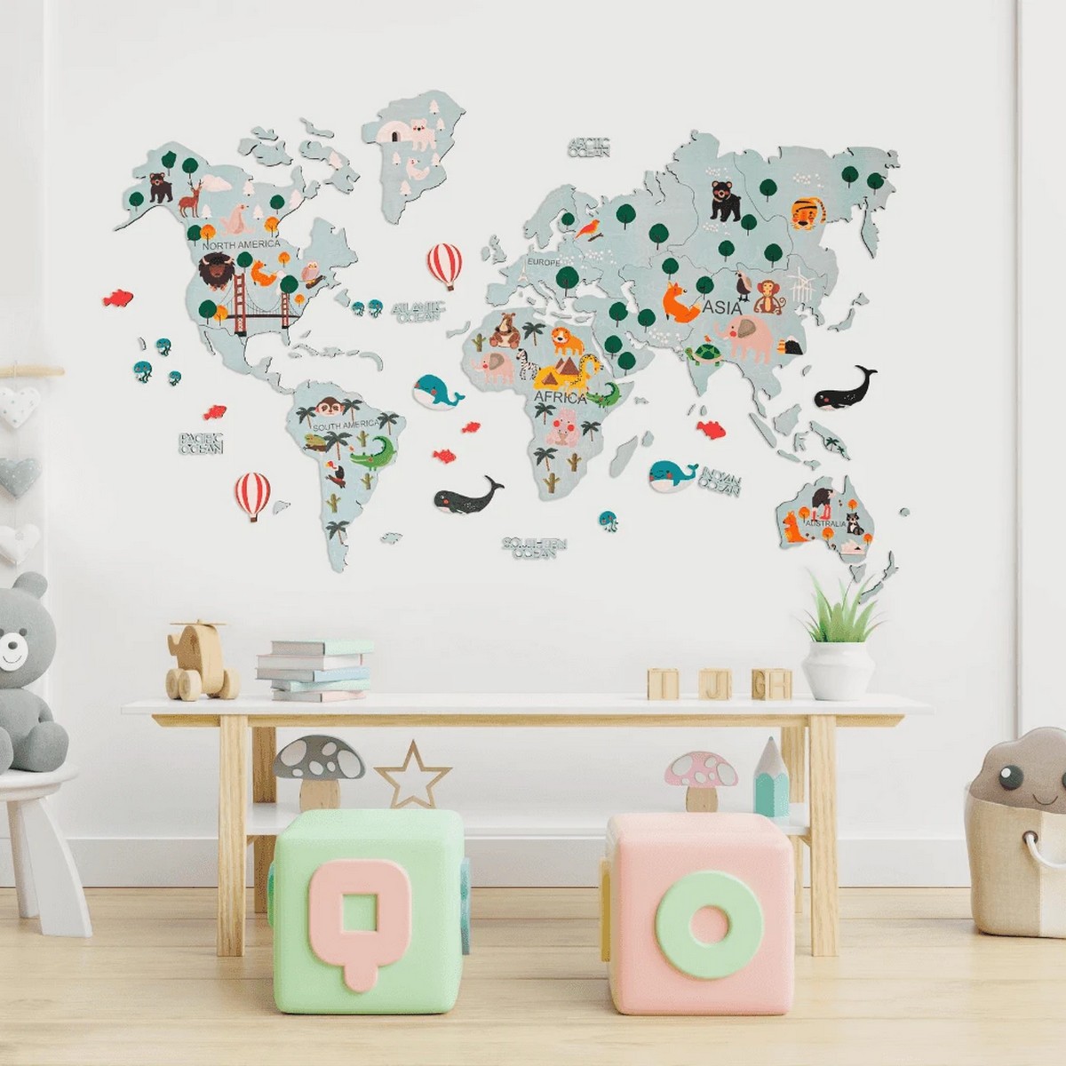 dječja drvena mapa svijeta na zidu