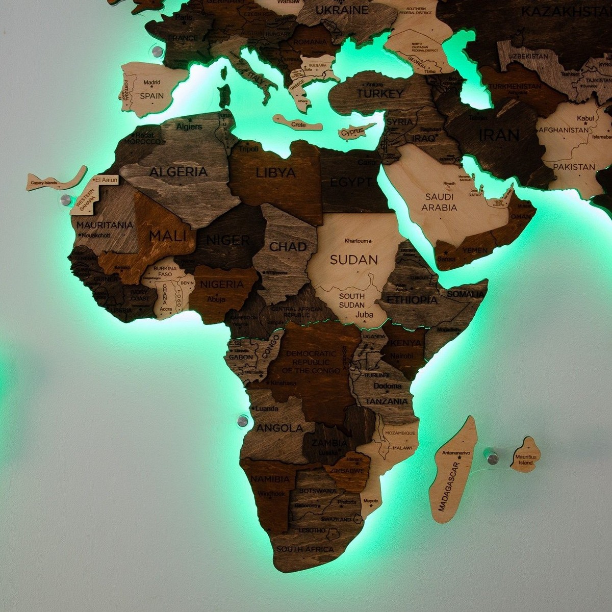 drvene karte svijeta sa LED pozadinskim osvjetljenjem
